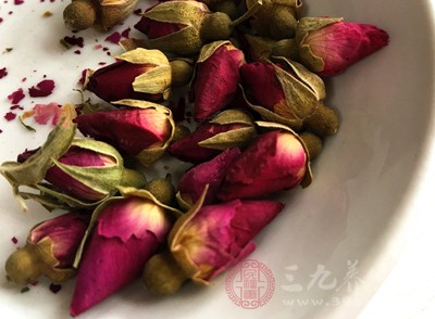 牡丹花、玫瑰花、綠萼梅各3g，一同泡茶喝