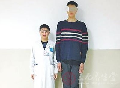 18岁小伙患上巨人症 身高几乎赶上姚明 - 民福