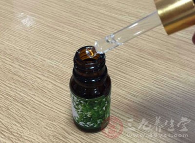 在洗澡水中加入少量的精油