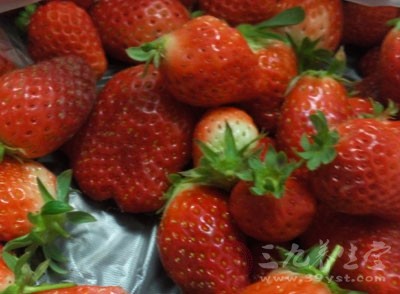 重庆市民买的草莓变质诉超市 法院调解获赔偿