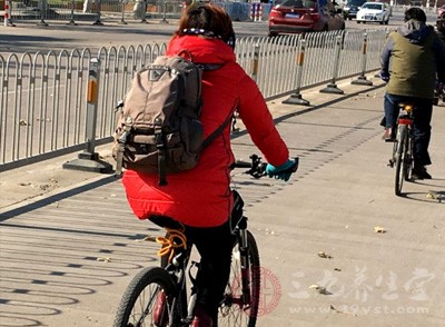 騎自行車，每周4次，每次1小時，每小時15公里的速度