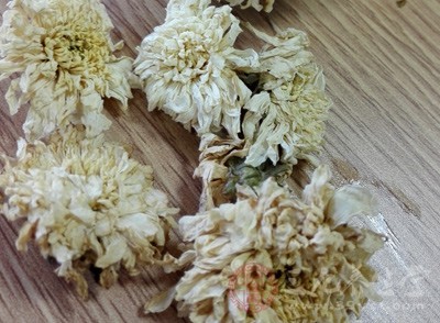 经常食用菊花粥对治疗干燥综合症有不错的疗效