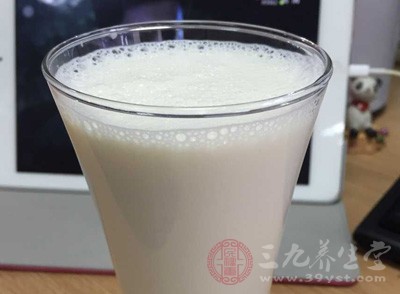 然后加入牛奶和豆?jié){一起煮