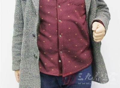 应经常注意气候的变化，室内及衣着应温暖