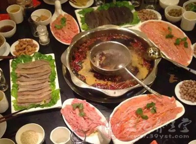 火鍋作料不僅有肉、魚及動物內(nèi)臟等食物