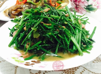 吃野芹菜引发过敏症状