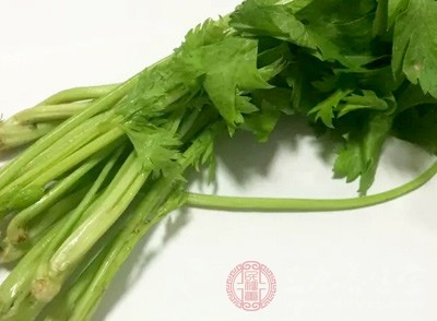 红萝卜(中等大小)1个，芹菜150克，洋葱1个