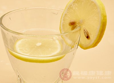 柠檬有一股清香的气味，具有清新口气、去除异味的作用
