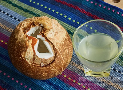 椰子汁是一种春天然的饮品，其中含有天然的食物基础