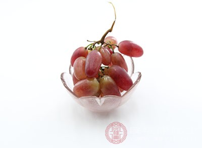 首先选择颗粒小、成熟度高、颜色深、无腐烂的葡萄