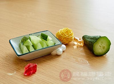 大蒜瓣切成細(xì)末、黃瓜去皮后拍松后