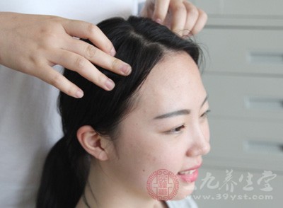 如经常对头部施以按摩,可以增强头皮血液循环