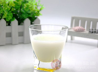 多喝一些纯牛奶也能够美白