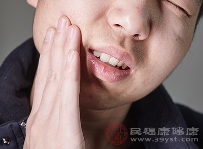 牙与牙的间隙内可被食物嵌塞而引起牙痛