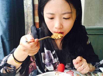 吃饭有规律。一日三餐按点吃，少吃脂肪、糖含量高的食物