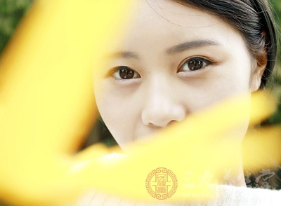 白带为稀脓样，色黄，有泡沫