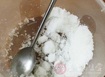 備料1：將老姜切片、大蒜切片(也可以壓破)豆瓣、老抽、白糖放同一個碗里