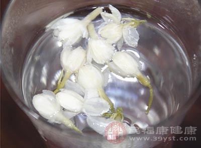 茉莉花茶經(jīng)沖泡靜置片刻后，即可提起茶盞