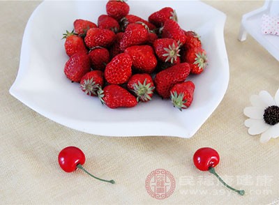 草莓性凉味甘，含有多种维生素