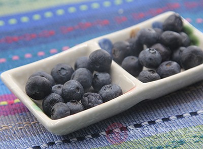 蓝莓本来就可以使得各种水果沙拉变得更漂亮
