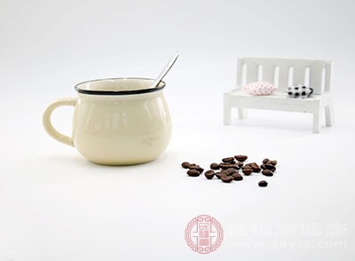 食用过量咖啡，会使血管扩张而刺激神经引发偏头痛