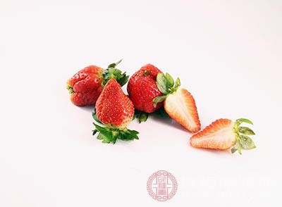草莓去蒂，对半切开。放入搅拌机打碎成草莓酱