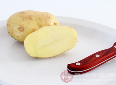 土豆去皮洗净切成片，放入锅中蒸熟