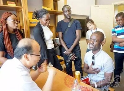 来自巴基斯坦的记者莱扎也马上围了上来