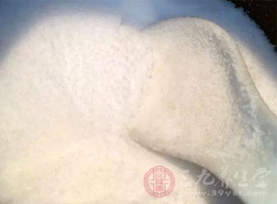 2克食盐、100毫升的水，煮沸，接入蒸馏出来的水到小瓶