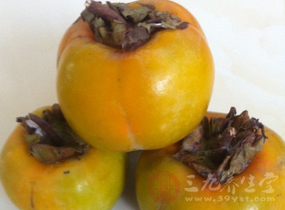 柿子除了含有丰富的食品纤维外,出有解除便秘的功用 柿子除了含有丰富的食品纤维外,出有解除便秘的功用