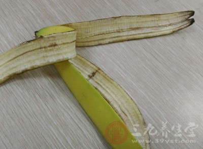 香蕉皮如何祛斑 扔掉的香蕉皮竟然是宝