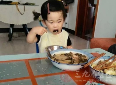 婴幼儿偏食或者是营养不均衡也有可能导致儿童手指甲有竖纹出现