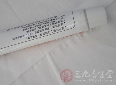 癣敌药膏或益康脞、克霉脞等癣药水涂擦