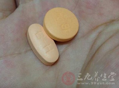 藥物治療。傷勢穩(wěn)定后，就可以運用一些藥物進行治療了