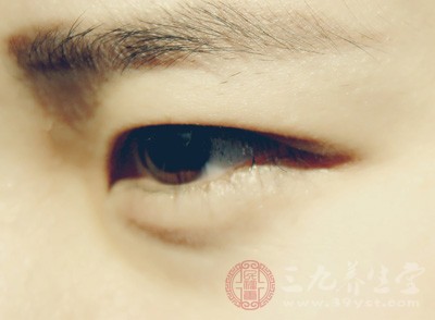 多数人都认为黑眼圈是由于太疲劳或常熬夜而引起的 多数人都认为黑眼圈是由于太疲劳或常熬夜而引起的