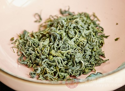 绿茶能够清口臭，绿茶中含有氟