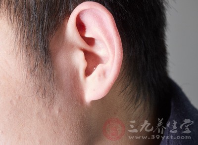 在耳朵的某些局部呈点状或片状红晕、暗红、暗灰等