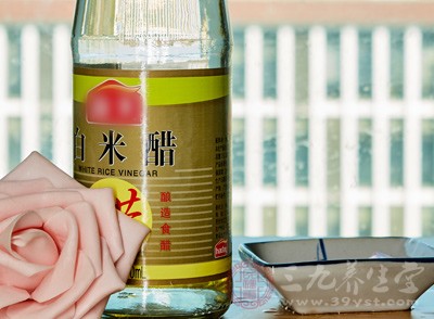 丹參不能夠和酸性食物一起服用，特別是食醋