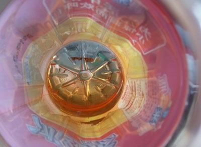 买饮料要小心 今麦郎冰红茶里有污垢