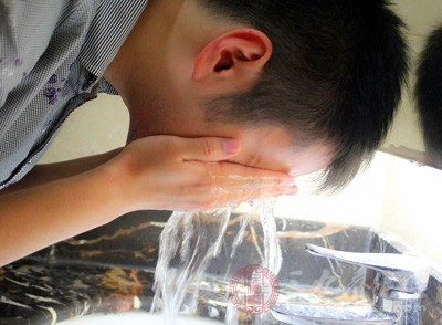 痘痘_内分泌失调脸上长痘痘怎么调理