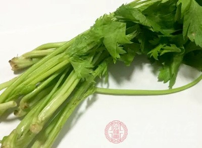 紅蘿卜(中等大小)1個，芹菜150克