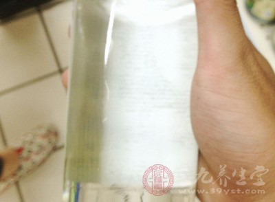 以濃度為50% 的三氮碳酸溶液，或氫氧化鈉等堿性藥劑涂抹在痦子上