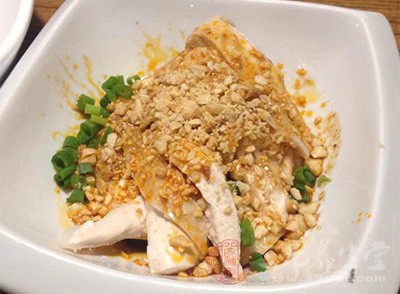 豆腐里面含有非常多的蛋白质，它里面还有一种被称为异黄酮的化学物质，减少激素的活动空间，多吃豆类食品还可以预防患乳腺癌