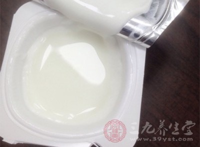 酸奶不仅有助于消化，还能有效地防止肠道感染，提高人体的免疫功能