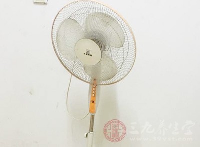 打開(kāi)門窗以及電風(fēng)扇，使空氣流通