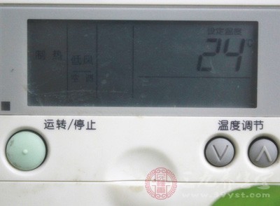 好將空調(diào)調(diào)到適當(dāng)溫度，室內(nèi)外溫差不可超過7℃，否則會加重體溫調(diào)節(jié)中樞負(fù)擔(dān)