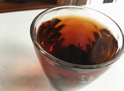 茶葉所含鞣酸能殺滅多種細(xì)菌，故能防治口腔炎、咽喉炎，以及夏季易發(fā)生的腸炎、痢疾等