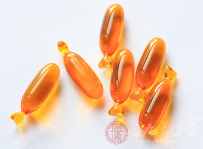 魚肝油里面含有維生素A，患有干眼癥、角膜軟化和皮膚干燥的人可以經(jīng)常服用