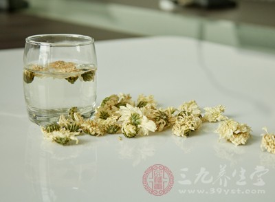 熱水洗茶除了滅菌，熱水沖洗還有洗去菊花表面其它附著物的效果