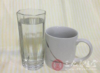 應(yīng)多飲水或輸入液體，以改善微循環(huán)，維持有效血循環(huán)